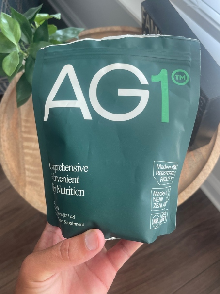 holding AG1 greens